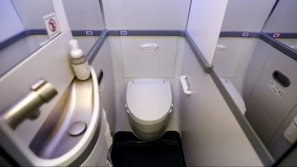 Passageiros criticam a exclusividade para clientes premium e questionam a falta de conforto para os demais viajantes.