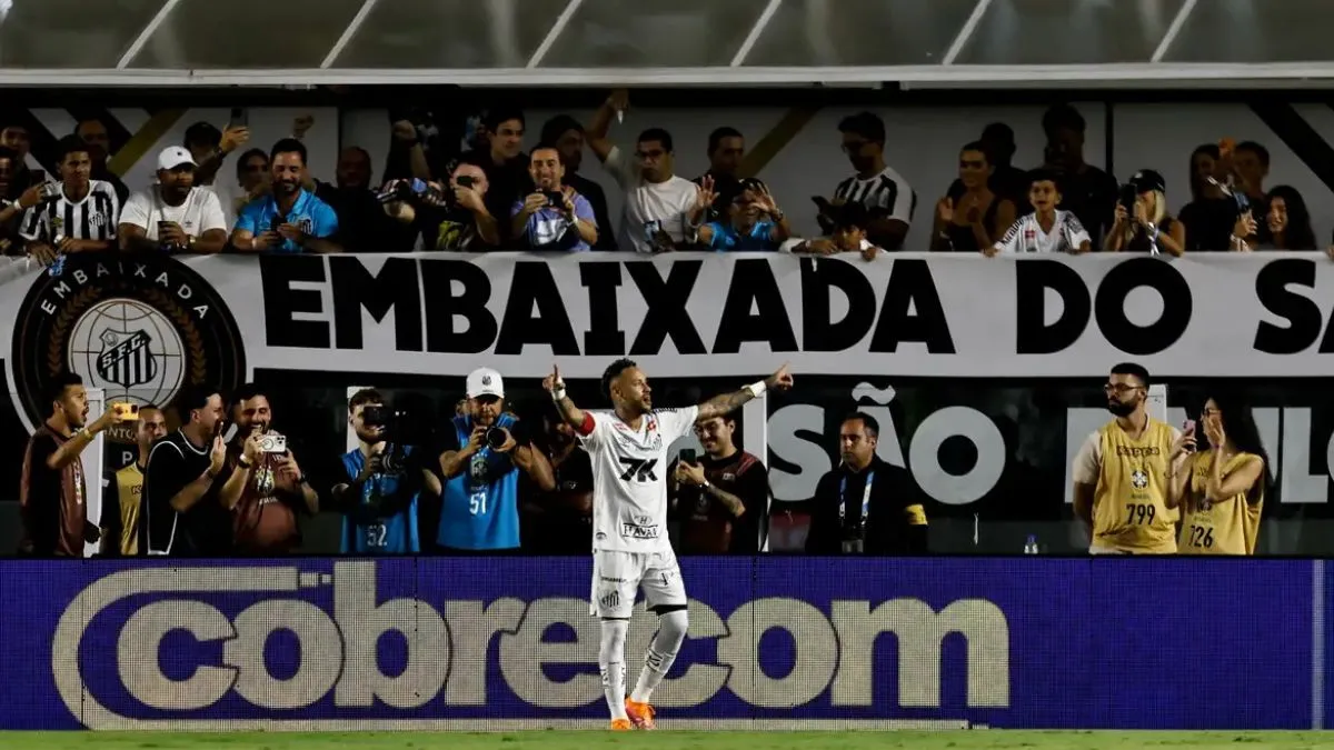 O duelo garantiu a permanência do Peixe na elite do futebol brasileiro, saindo da zona de rebaixamento e ficando à frente do Internacional com 41 pontos e em 15º lugar no saldo de gols.