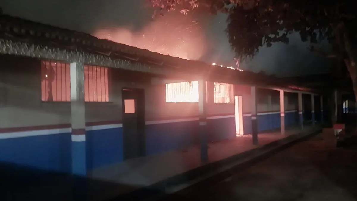 Em imagens que circulam nas redes sociais, é possível ver que as chamas foram intensas, atingindo várias salas e consumindo até mesmo o telhado da escola.