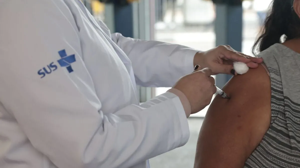 Além das unidades básicas de saúde, quem estiver dentro dos requisitos também pode se dirigir às unidades parceiras.