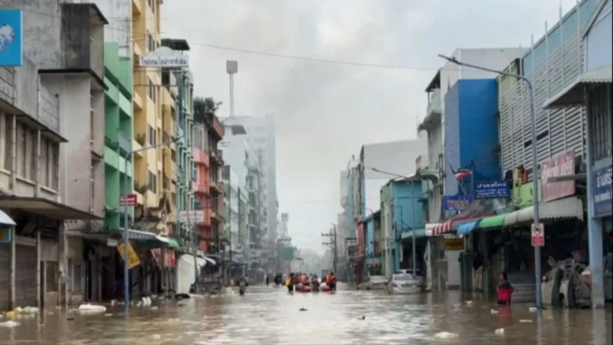 Na Tailândia, pelo menos 162 habitantes morreram em uma das maiores inundações da década, além de milhares que estão desabrigados.