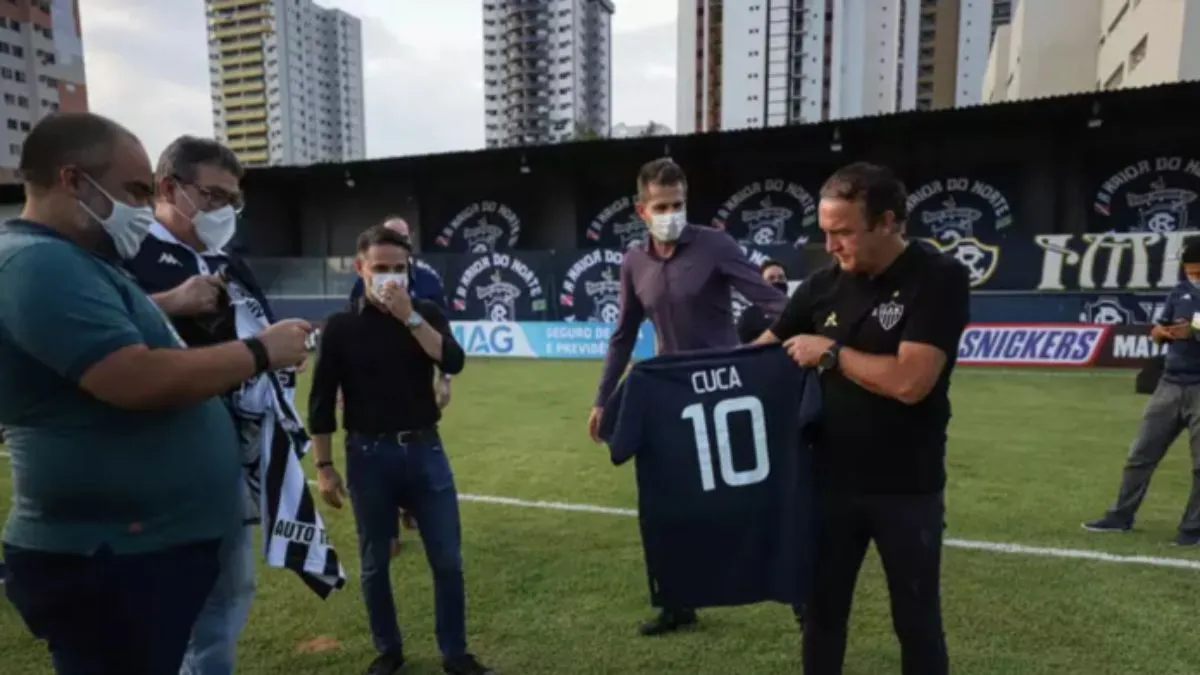 Em 2021, Cuca recebeu homenagem do Clube do Remo antes de jogo contra o Atlético. O treinador já atuou no Leão em 1994, como jogador, e em 2001, como treinador.