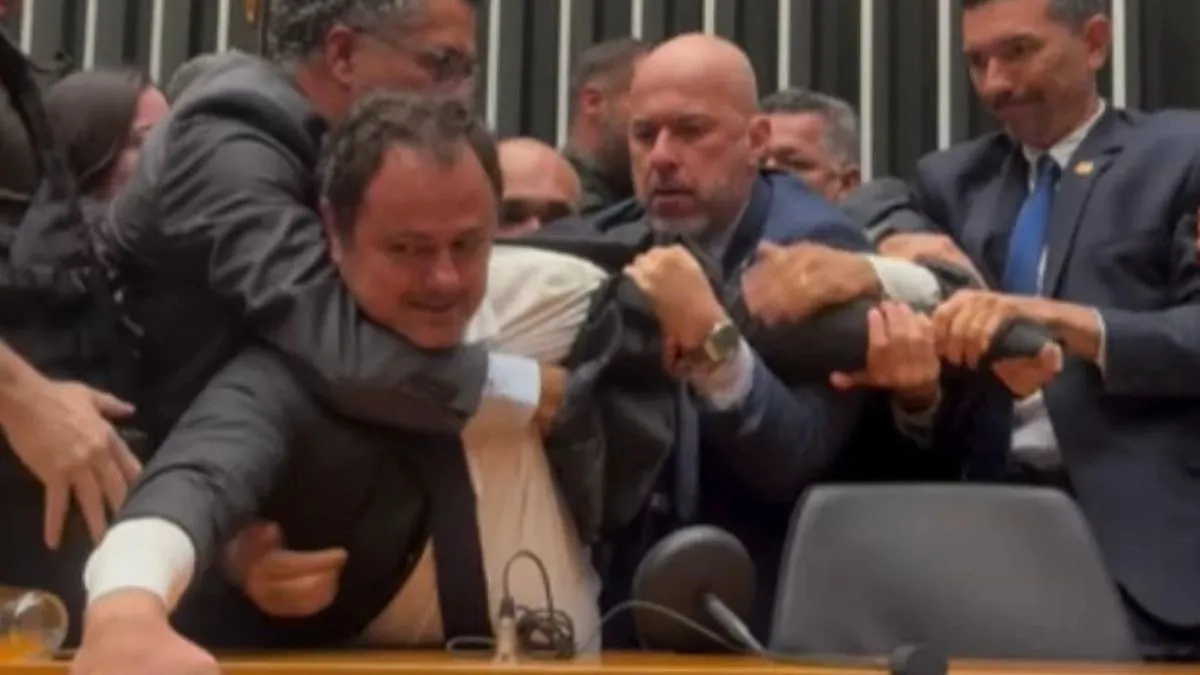 Glauber afirmou que Motta decidiu pautar seu caso e o de Zambelli no mesmo dia para criar uma "falsa simetria".