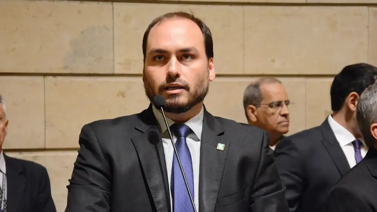 Carlos Bolsonaro anunciou em plenária a sua renuncia ao cargo na tarde desta quinta-feira (17).