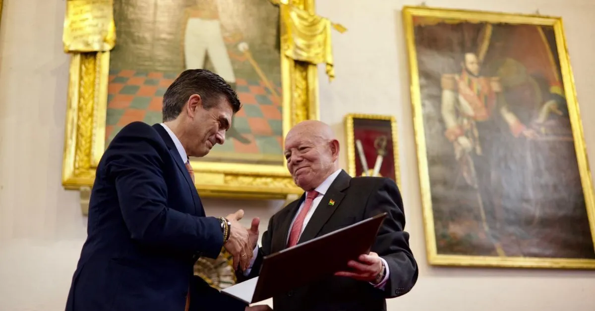 O político de 58 anos recebeu a faixa presidencial em solenidade realizada no parlamento boliviano, com presença de deputados e delegações internacionais.