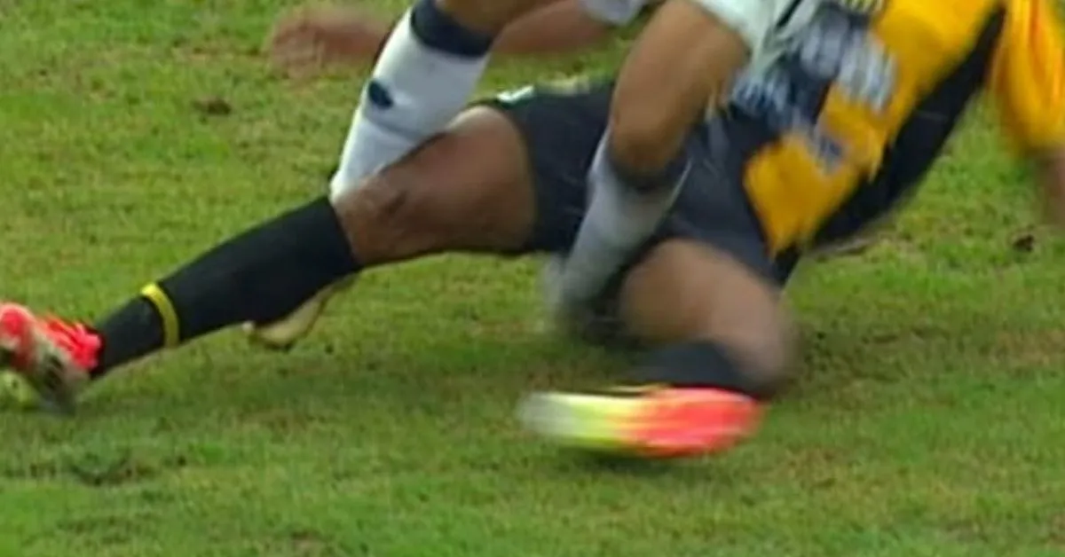 A falta foi revisada pelo VAR e gerou cartão vermelho para Waguininho, sob protestos dos jogadores do time paulista.