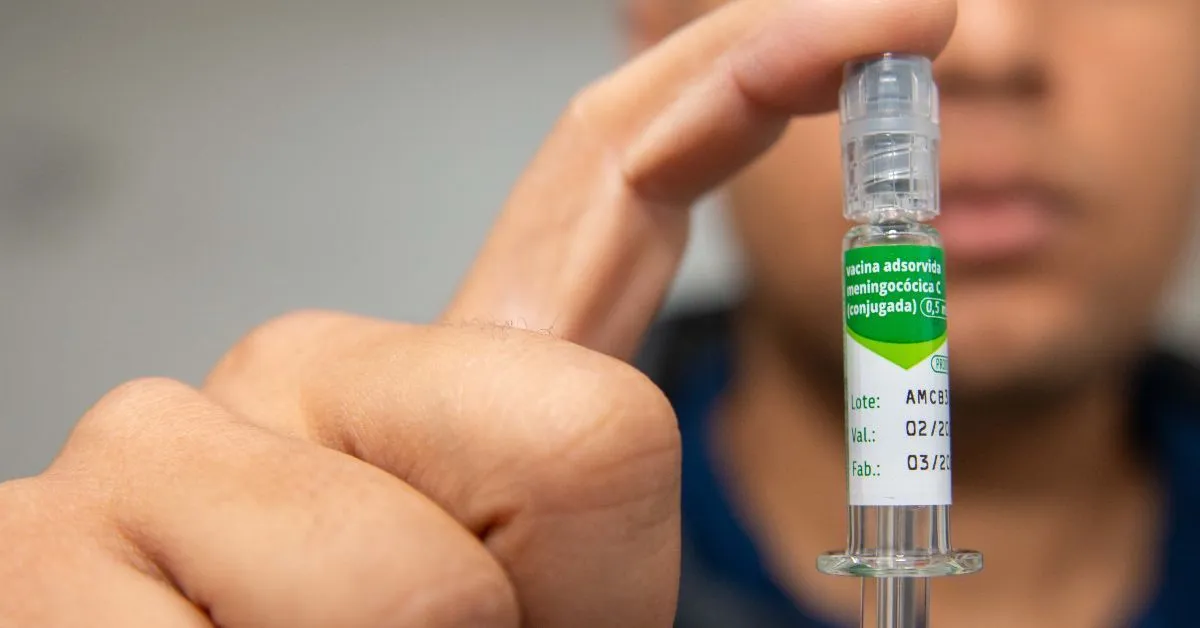 Mesmo com avanços na vacinação e no diagnóstico, equívocos persistentes alimentam atrasos no tratamento e podem agravar a doença.