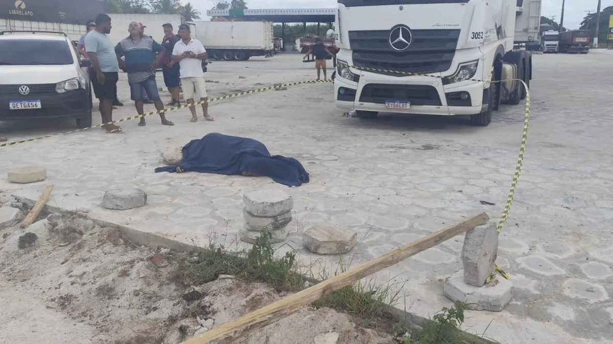 Homem morto em frente ao seu caminhão