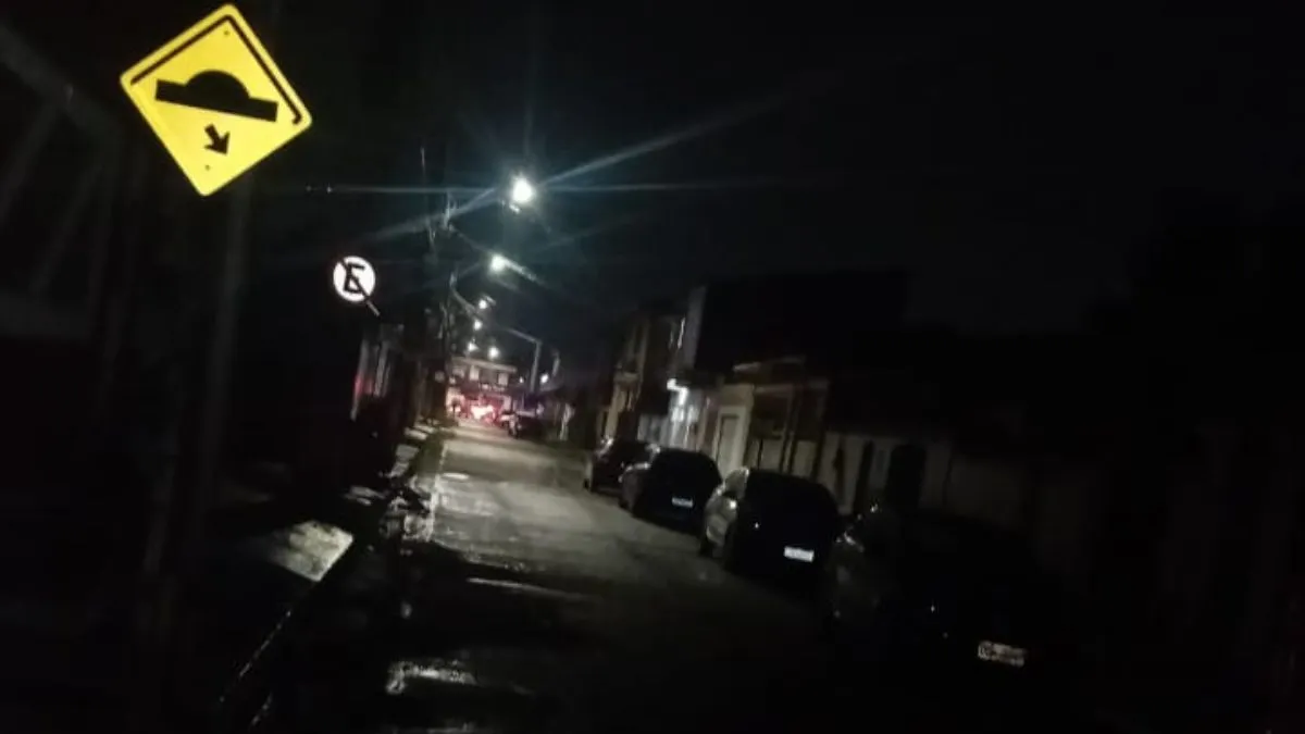 Segundo a denúncia, um trecho da via segue sem energia.