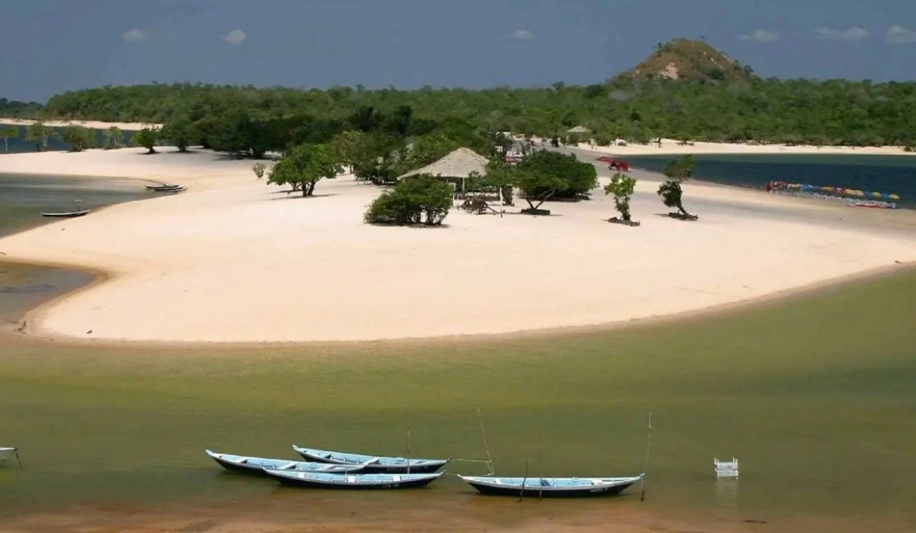 Praia no Pará é considerada uma das mais bonitas do mundo.