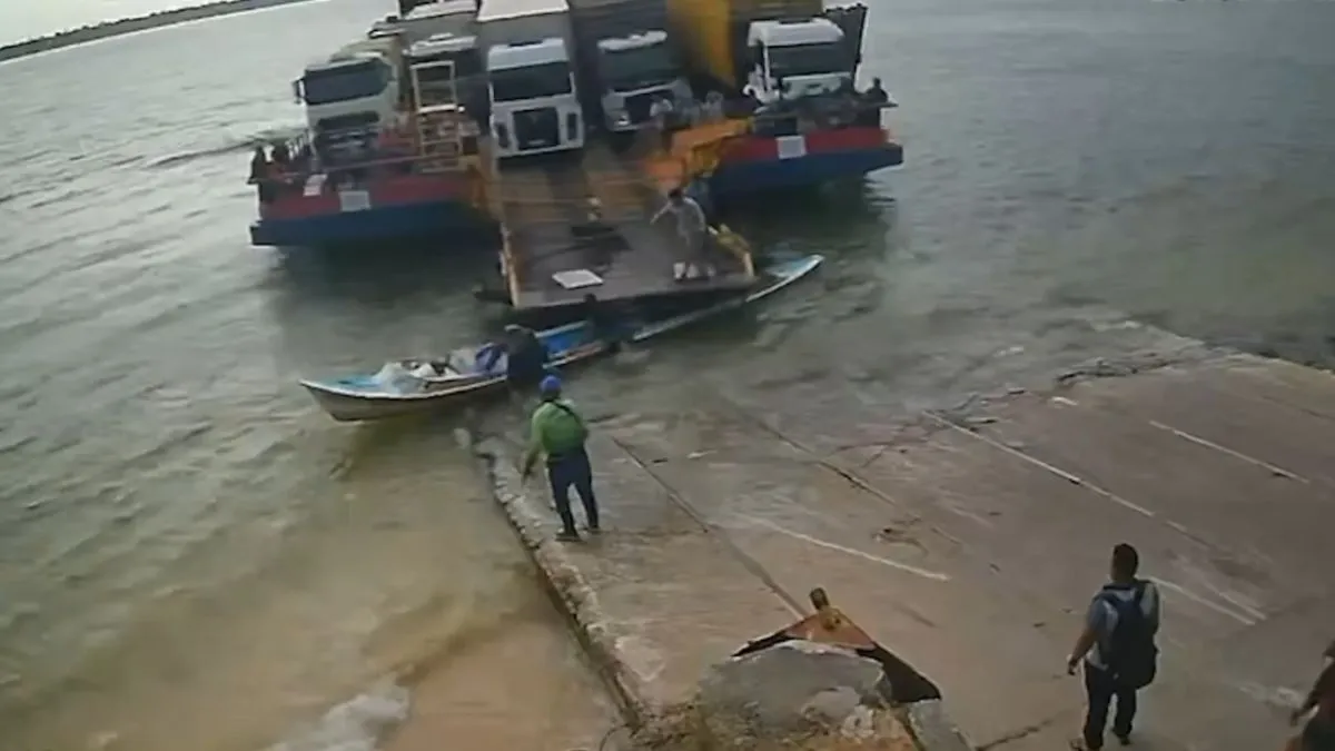 Ocupantes tentaram retirar a rabeta de debaixo da balsa, mas não conseguiram.