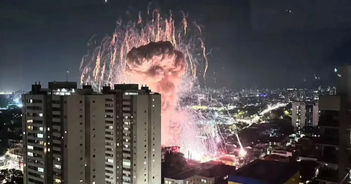 Em São Paulo, galpão de fogos de artifício explode à noite e provoca incêndio que fere ao menos duas pessoas e danifica residências
