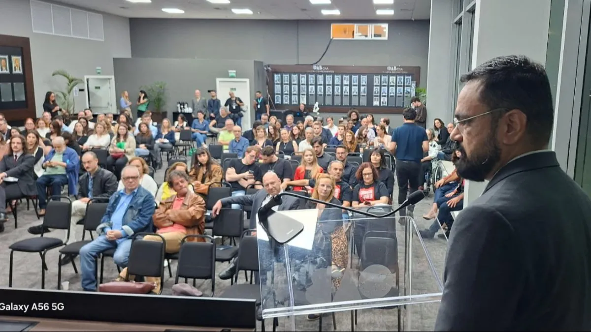 Anderson Araújo discursou na cerimônia de premiação: "vivemos tempos de ataque à democracia".