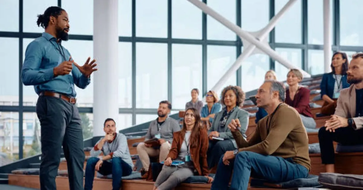 O programa foi estruturado para atender tanto pessoas sem experiência quanto aquelas que já possuem vivência em apresentações públicas.