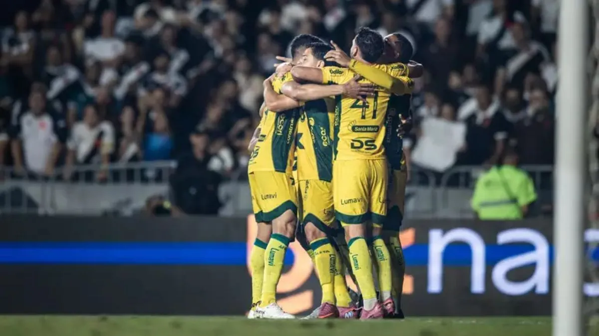 Mirassol vence Vasco por 2 a 0 e garante vaga na Libertadores 2026. Gols de Renato Marques e Carlos Eduardo destacam a campanha histórica do clube.