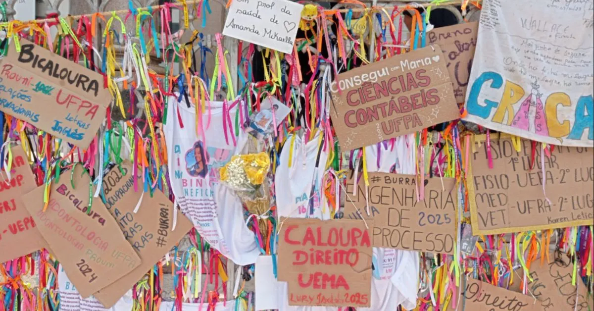 Calouros fixam placas na Basílica em agradecimento pela aprovação no vestibular.