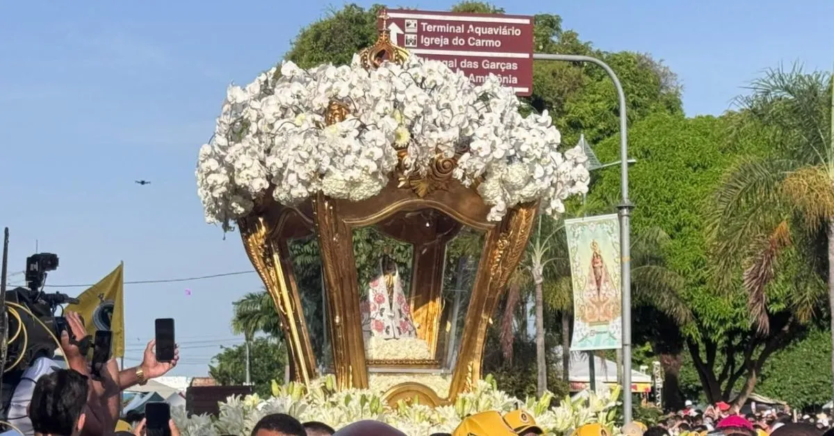 A imagem de Nossa Senhora de Nazaré percorreu as ruas de Belém neste domingo (12).
