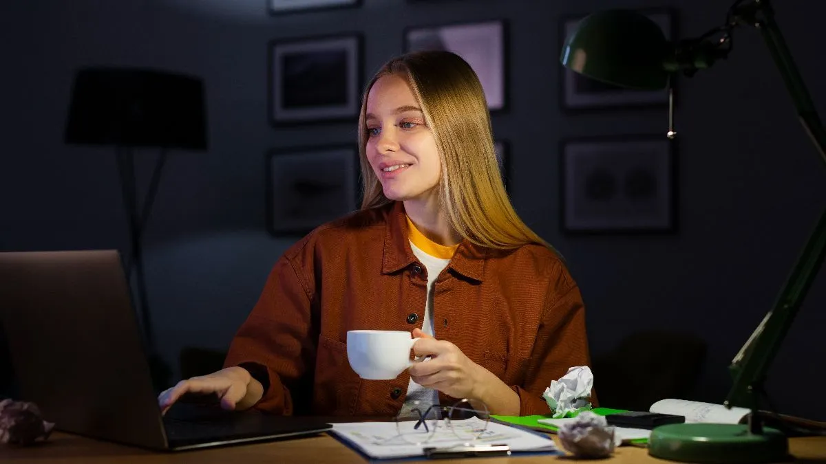 Avanço do digital transformou o trabalho noturno remoto em uma oportunidade real para quem quer conciliar rotina pessoal, gerar renda extra e atuar no digital.