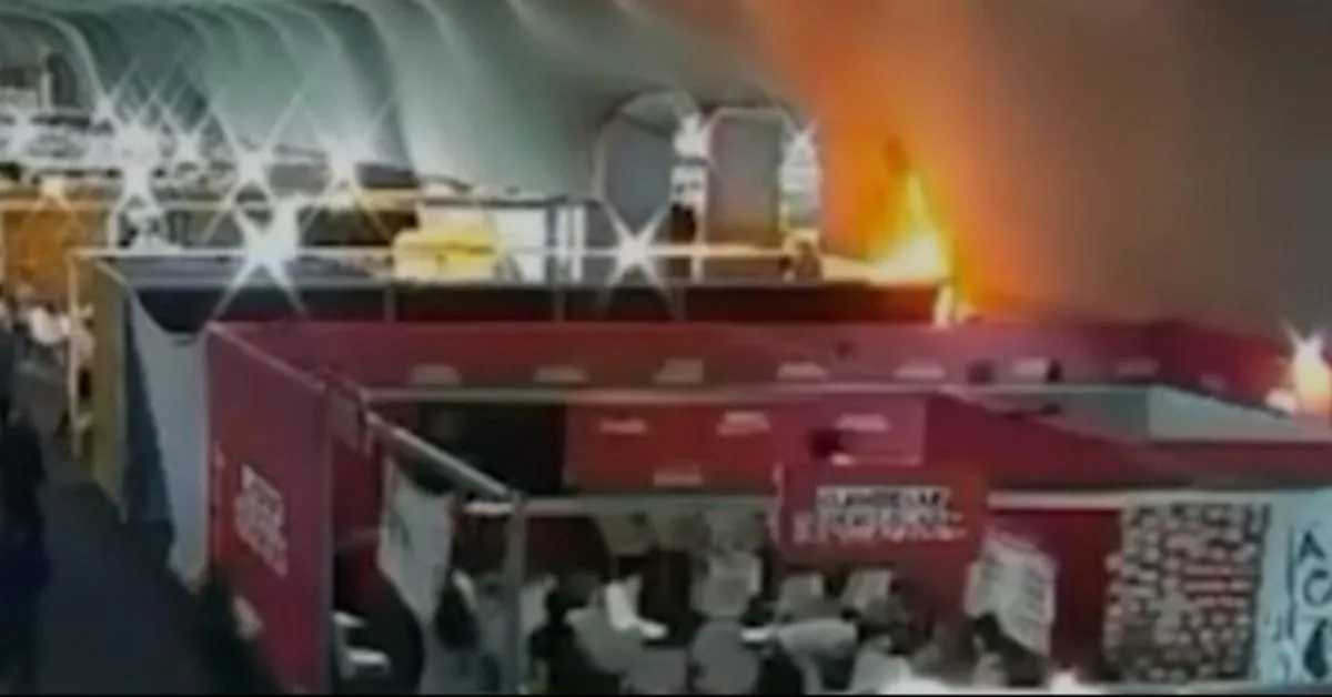 As chamas duraram aproximadamente seis minutos antes de serem completamente extintas pela equipe de emergência.