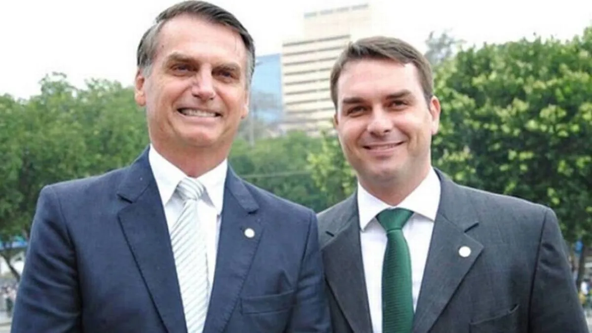 Flávio Bolsonaro é a escolha do pai para concorrer a presidência do Brasil em 2026.