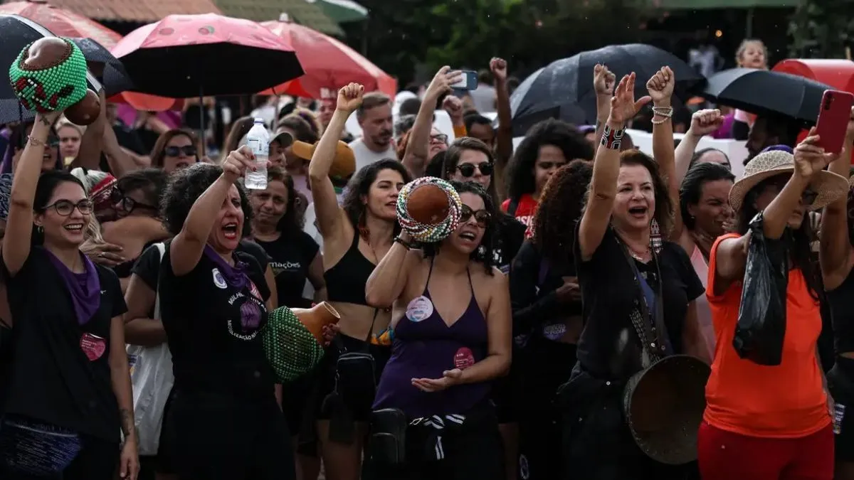 Em 2024, 1.459 mulheres foram vítimas de feminicídios. Em média, cerca de quatro mulheres foram assassinadas por dia em 2024 em razão do gênero. Em 2025, o Brasil já registrou mais de 1.180 feminicídios.