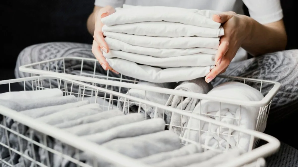 O processo de secagem incompleto representa a principal origem do inconveniente, pois permite que microrganismos se multipliquem nas fibras têxteis.