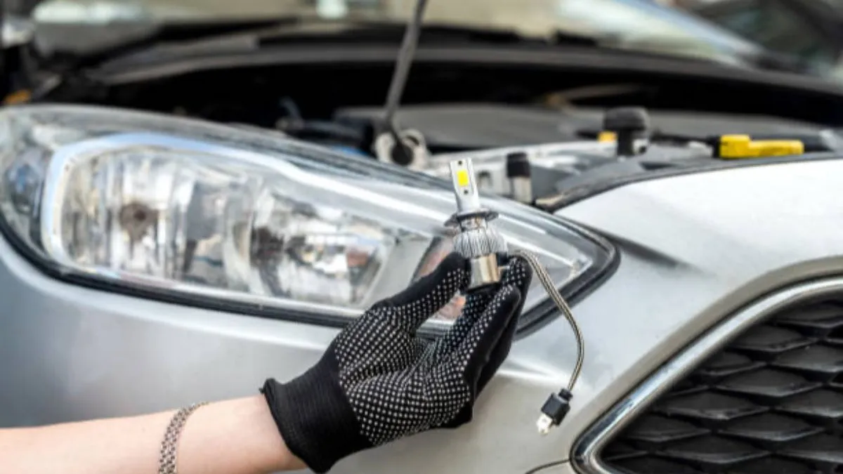 Condições específicas como travessia por túneis, chuva, neblina ou qualquer situação que reduza a visibilidade também exigem farol aceso.