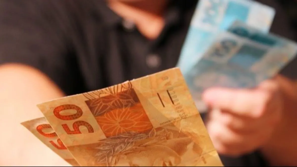 Servidores consideram o auxílio justo, enquanto críticos questionam se os recursos não poderiam ser destinados a áreas mais essenciais.