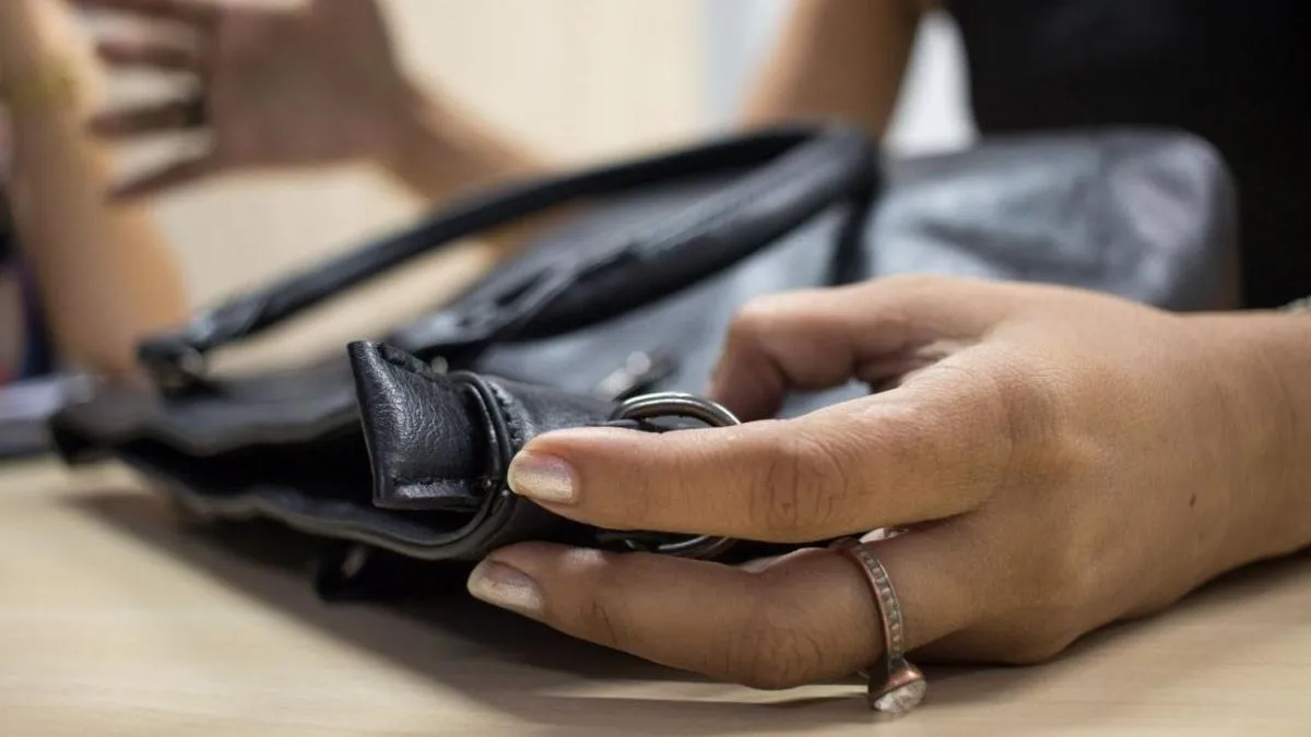 Os casos de violência doméstica podem ser denunciados pelo portal da Delegacia Virtual ou pelo telefone 180.