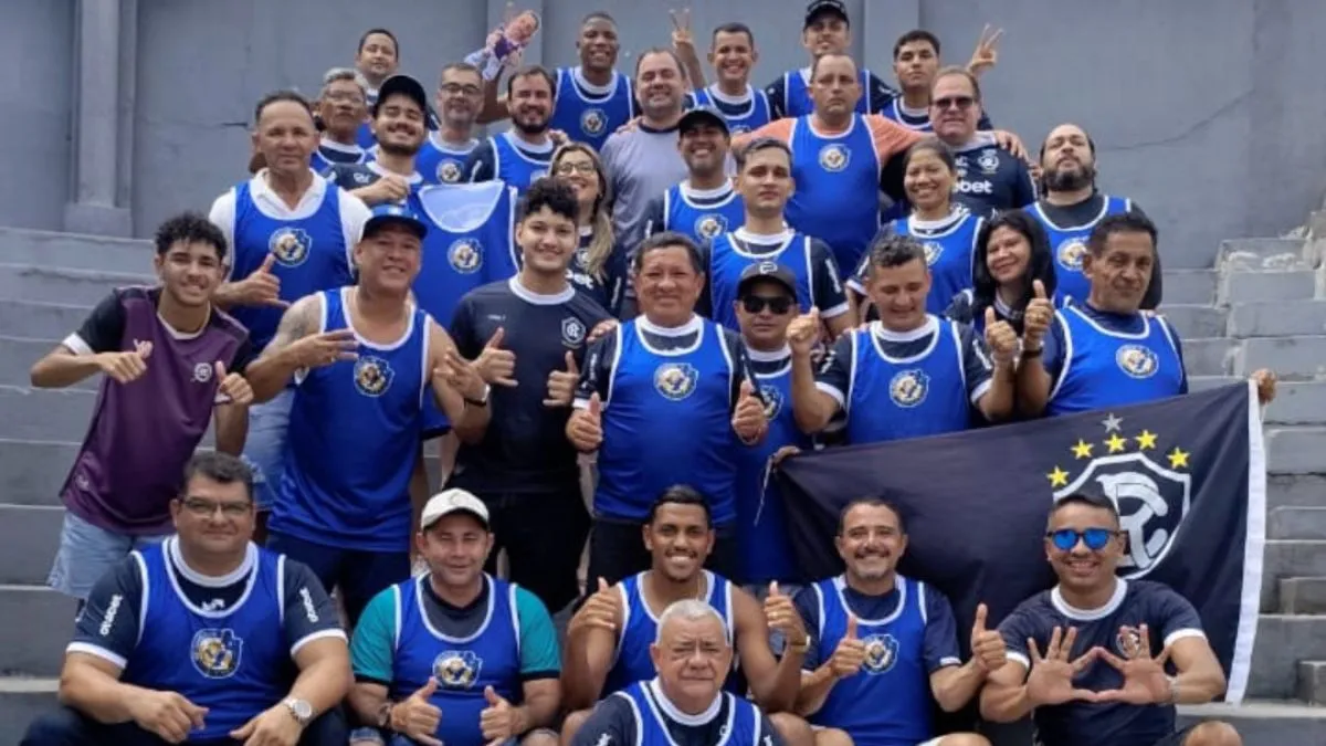 Pedro Rocha ao lado dos funcionários do Clube do Remo