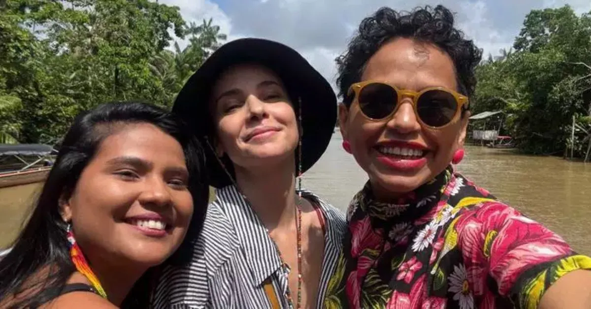 Débora aproveitou alguns momentos na Ilha do Combu antes da última sessão de "Prima Facie" em Belém.