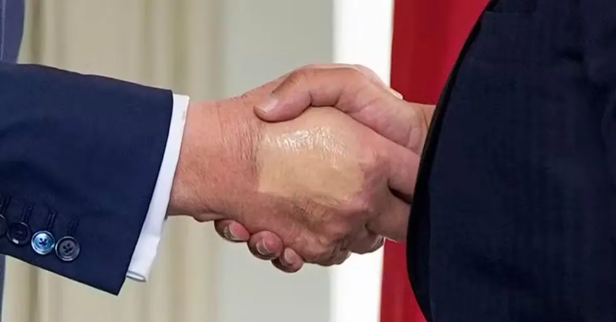 Trump tenta esconder o dorso da mão direita durante evento na Casa Branca, semanas após diagnóstico de insuficiência venosa crônica.