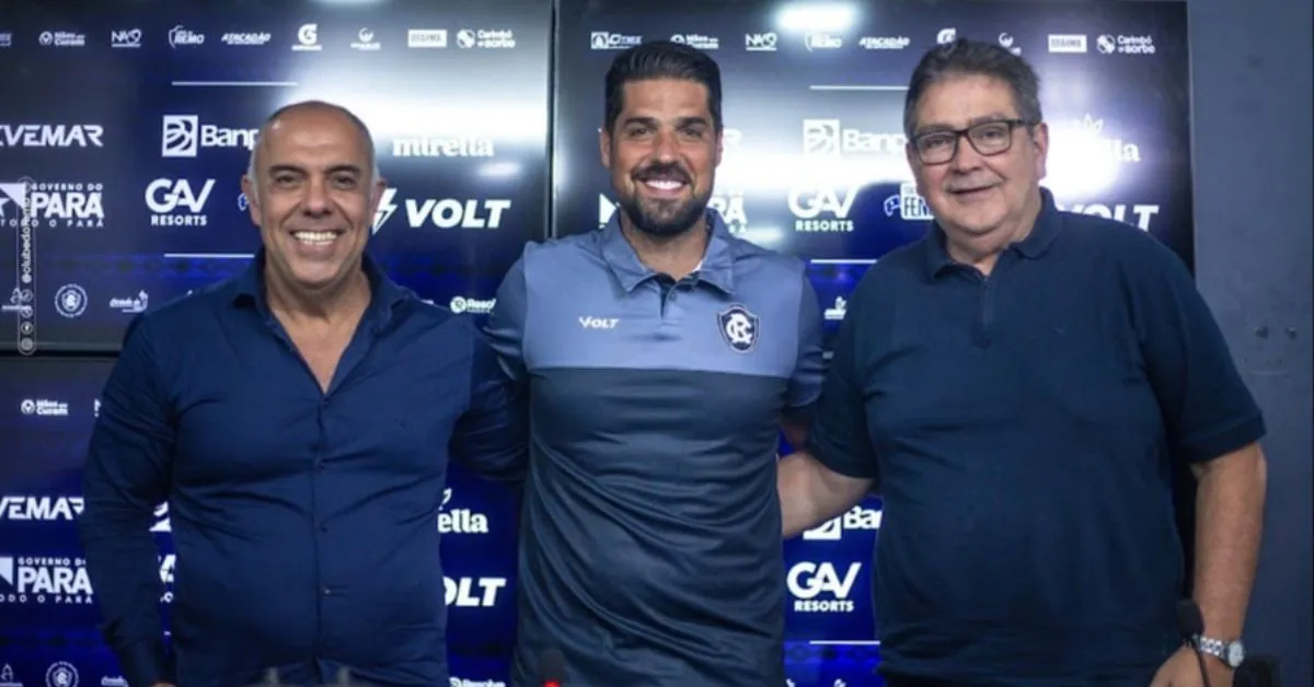 Técnico António Oliveira ao lado do executivo Marcos Braz e do presidente Antônio Carlos Teixeira
