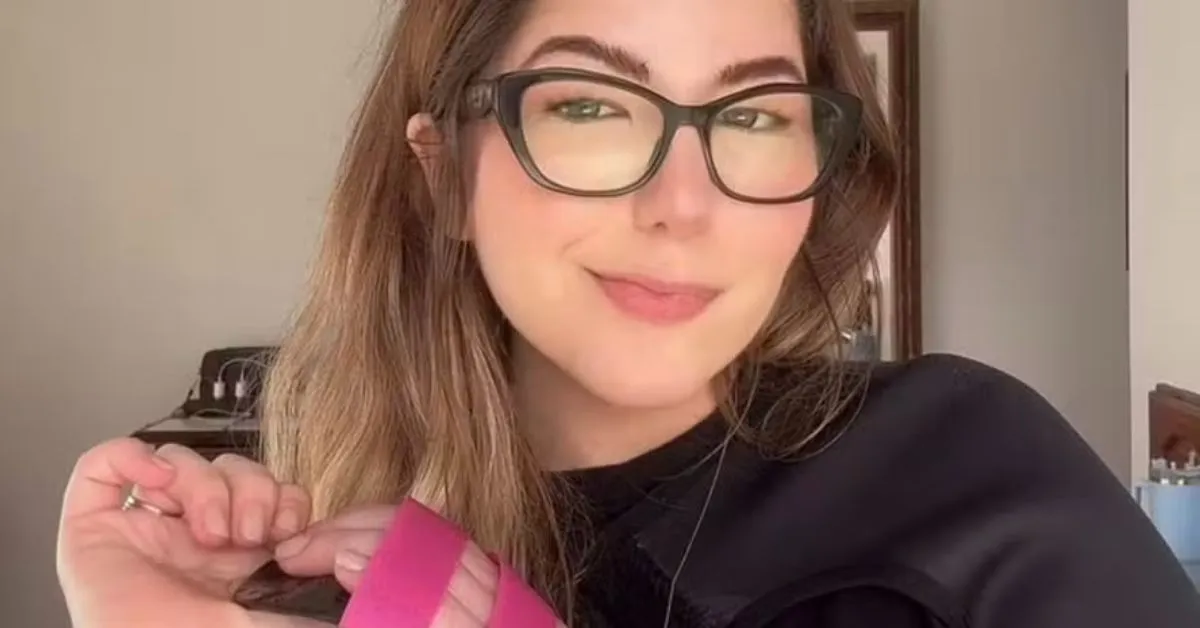Ana Carolina se recupera após AVC grave provocado por malformação cerebral.