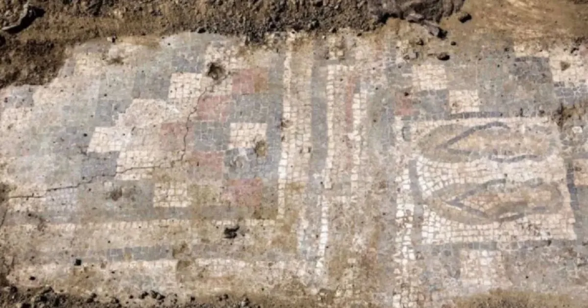 Mosaico de 1.600 anos encontrado na Sicília retrata sandálias que lembram chinelos modernos, em antigo complexo de banhos romanos.