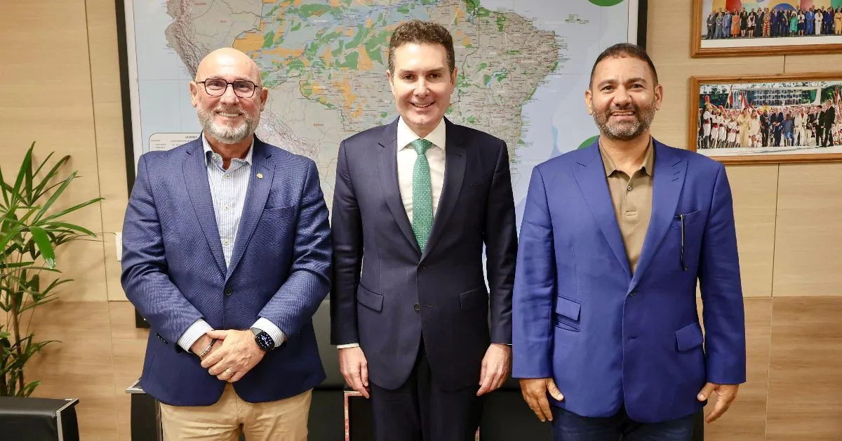 Da esquerda para direita: Prefeito de Viseu, Cristiano Vale, Ministro das Cidades, Jader Filho e o ex-prefeito de Viseu, Isaías Neto.