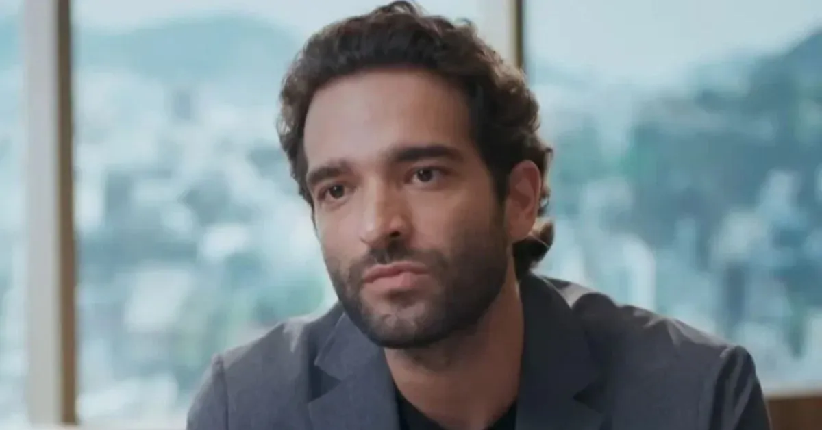 Durante capítulo emocionante, ator passou a máquina nos fios ao lado da personagm Solange (Alice Wegman), que espera gêmeos.