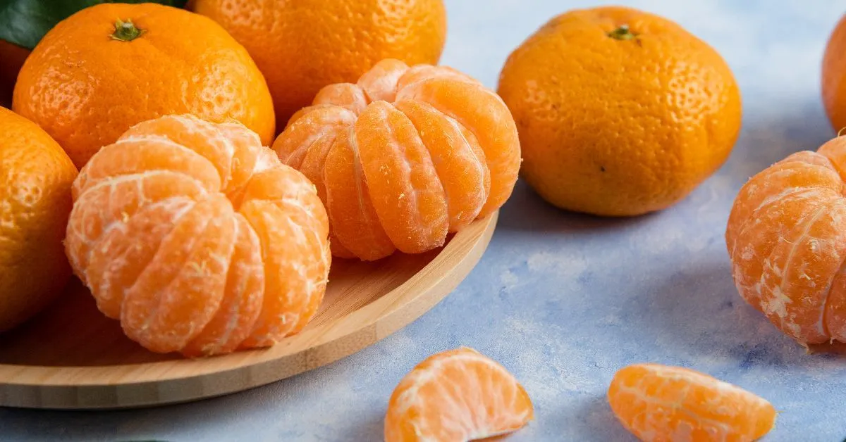 De gosto cítrico e perfume intenso, essa fruta é extremamente prática.