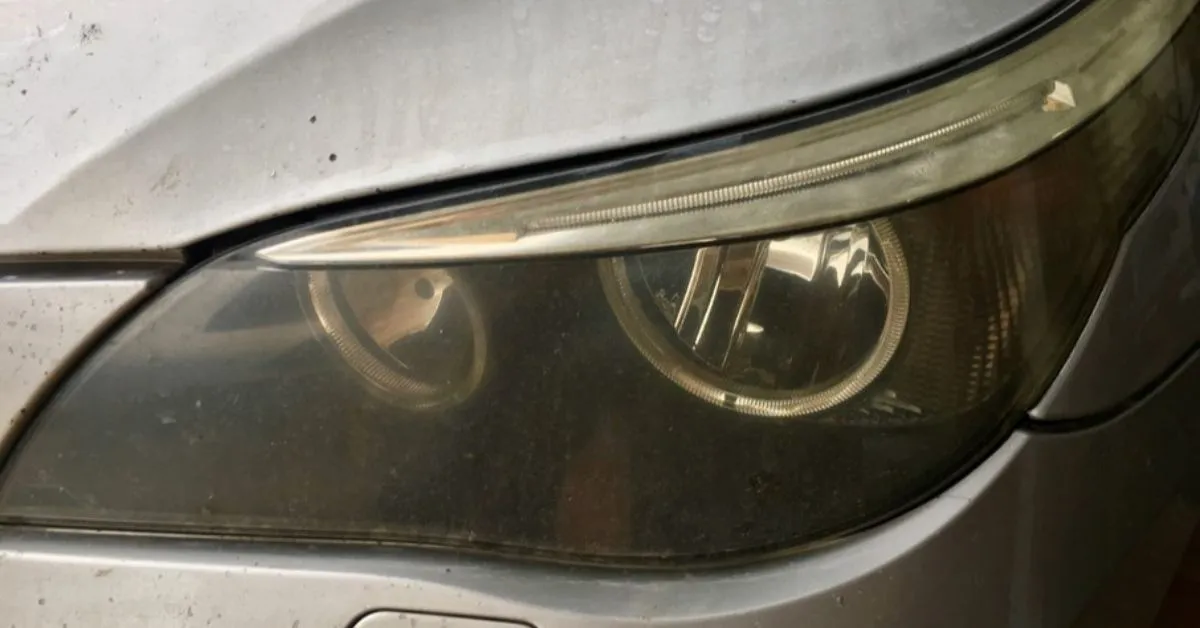 Cuidados adequados na limpeza de faróis e painéis garantem brilho e preservação das peças, evitando danos irreversíveis.