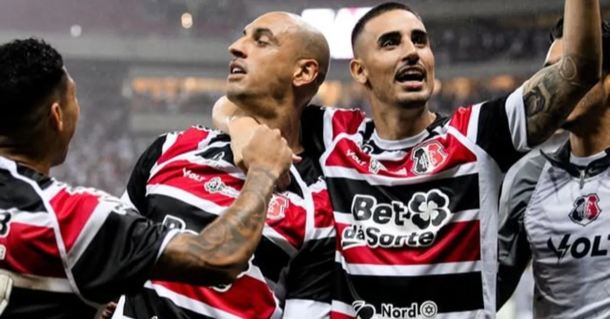 O Santa Cruz conquistou neste domingo (7) o acesso à Série C do Campeonato Brasileiro. O Tricolor empatou em 1 a 1 com o América-RN, fora de casa, na Arena das Dunas, e garantiu a última vaga do G4 da Série D. Na ida, o Santinha venceu o América por 1 a 0 em Recife.