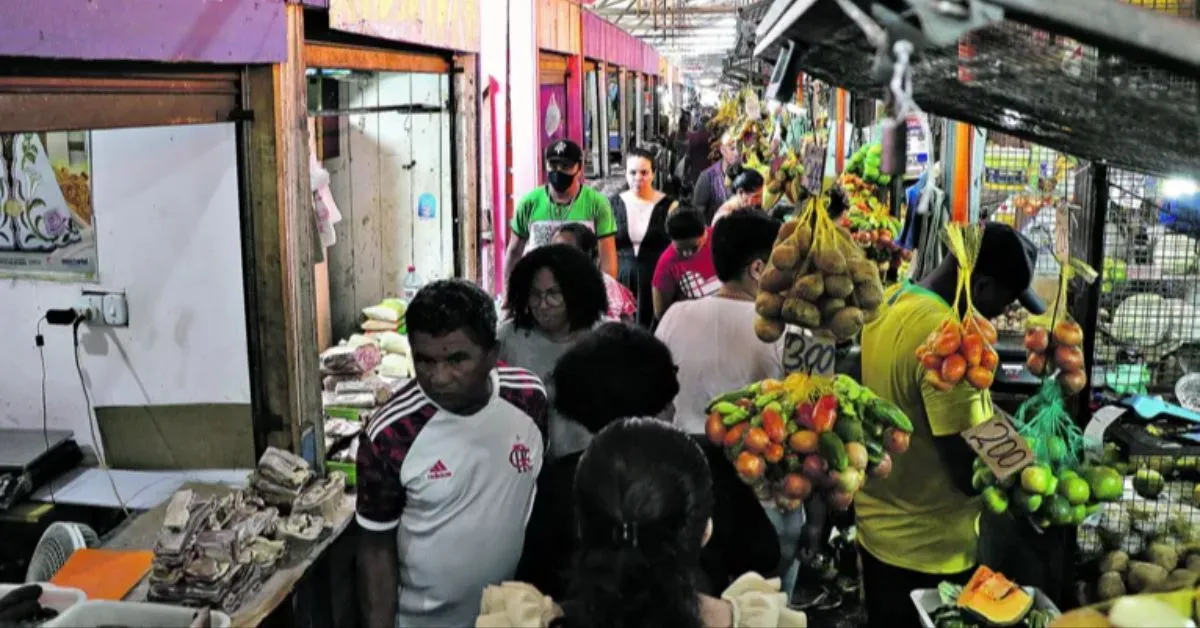 Estrutura provisória construída para remanejar comerciantes da feira do Guamá.