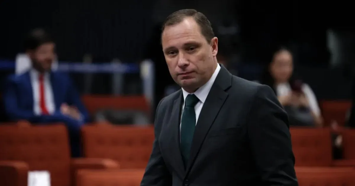 Apesar da condenação, Fux absolveu Mauro Cid das acusações de golpe de Estado, organização criminosa armada, dano qualificado pela violência e grave ameaça, e deterioração de patrimônio tombado.