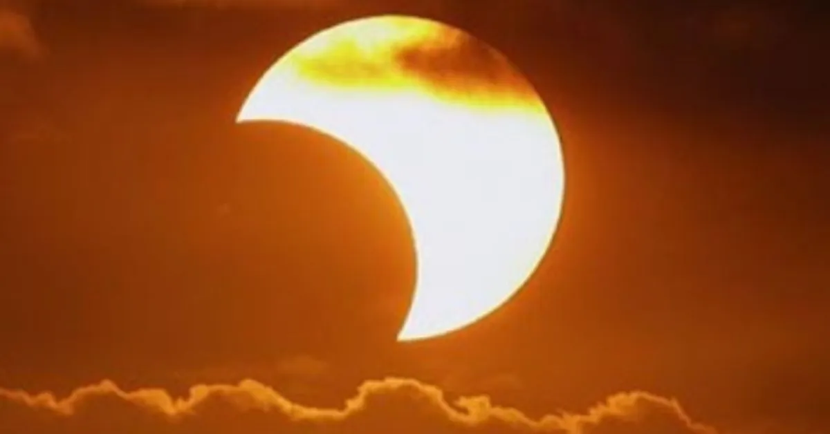 O eclipse solar acontece quando a Lua se posiciona entre o Sol e a Terra, bloqueando parcialmente o disco solar.