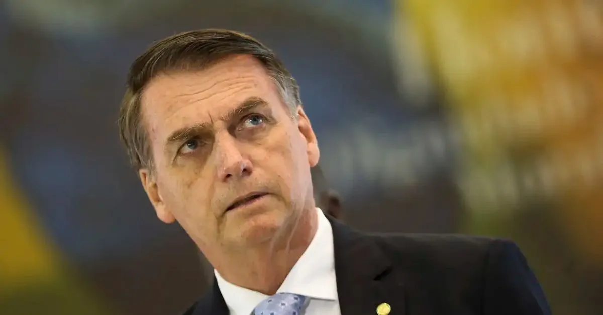 Jair Bolsonaro foi condenado a pagar R$ 1 milhão por danos morais coletivos devido a declarações racistas feitas durante seu mandato, com a obrigatoriedade de retratação pública.