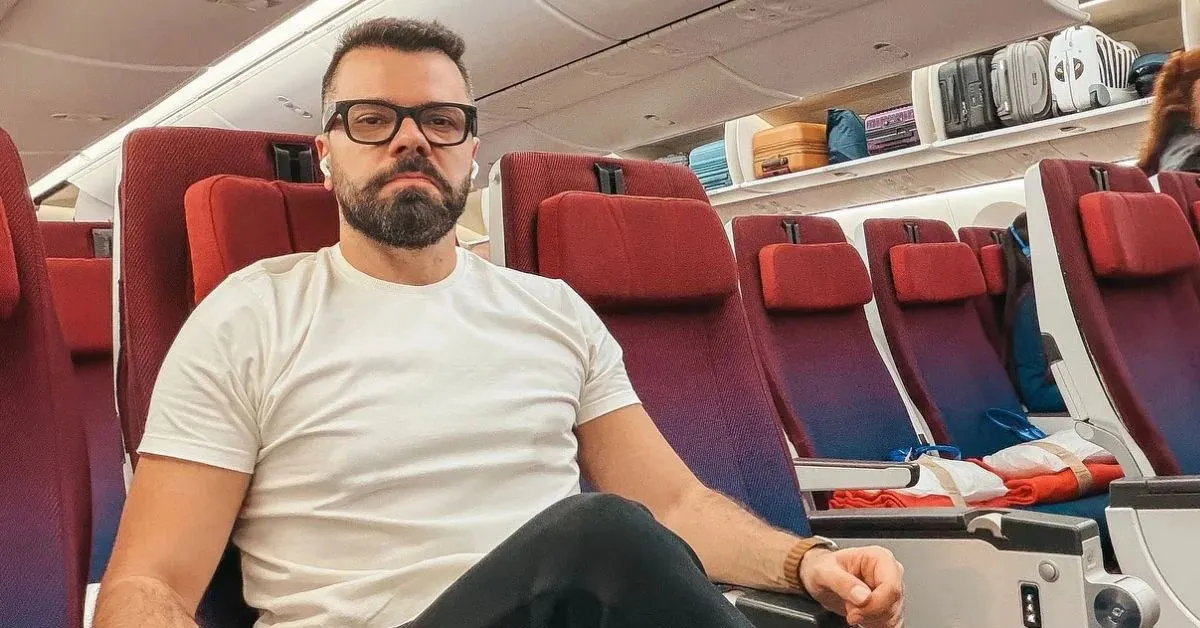 O influenciador Lucas Amadeu relatou ter sido retirado de um voo da Latam em Orlando após o cancelamento inesperado de sua passagem.
