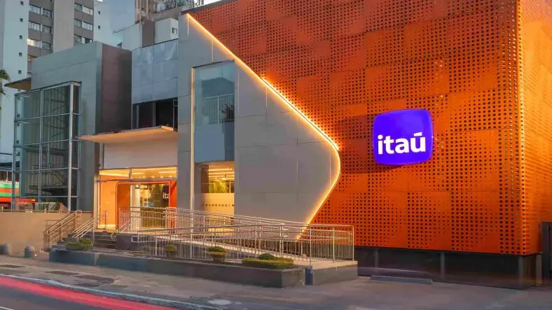 Itaú inicia demissões em massa, gerando polêmica sobre trabalho remoto e lucros bilionários. Sindicato critica a decisão e questiona a ética da empresa.
