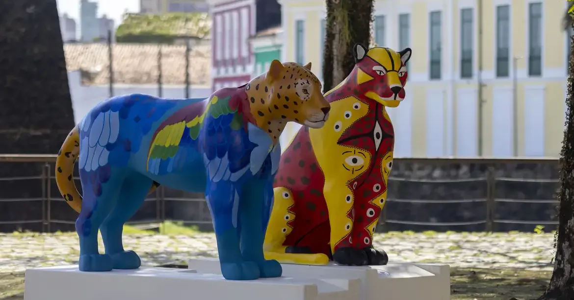 Belém se torna uma exposição a céu aberto com a Jaguar Parade e diversas outras opções culturais que colorem a capital.