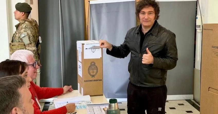 Javier Milei deposita seu voto na região central de Buenos Aires, em um pleito marcado pela estreia da cédula única de papel.
