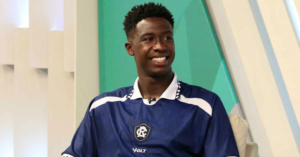 Sorridente, João Pedro concede entrevista ao programa Jogo Aberto, celebrando o acesso histórico do Remo à Série A.