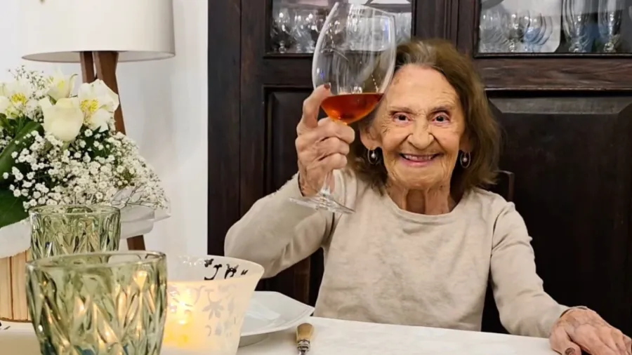 Laura Cardoso posa com taça de vinho para comemorar aniversário.